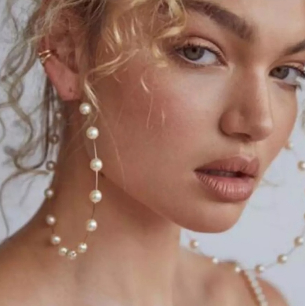 Hoop earrings with faux pearls